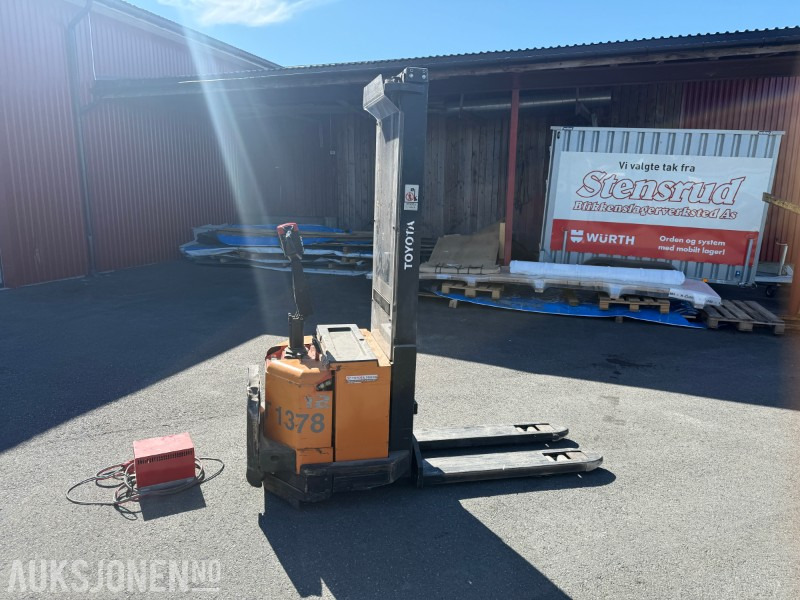 2001 Toyota SM12 F/1 Pallestabler med Batterilader STC 24/40 - Thiết bị xử lý vật liệu: hình 1 2001 Toyota SM12 F/1 Pallestabler med Batterilader STC 24/40 - Thiết bị xử lý vật liệu: hình 1