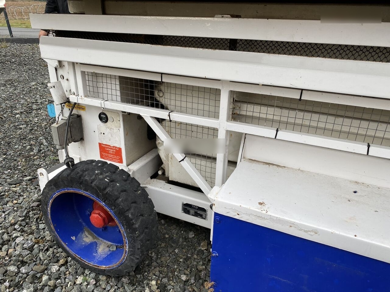 Bluelift NACELA LIFT TKD HL 80 EV / Electrica / 9,7 m / 850 kg - Máy nâng người hình kéo: hình 4 Bluelift NACELA LIFT TKD HL 80 EV / Electrica / 9,7 m / 850 kg - Máy nâng người hình kéo: hình 4
