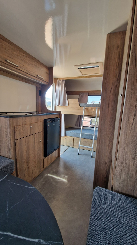 N-LAZUR Niewiadów Nowa Przyczepa Kempingowa dla 4 osób z Łazienką - Rơ moóc kiểu caravan: hình 2 N-LAZUR Niewiadów Nowa Przyczepa Kempingowa dla 4 osób z Łazienką - Rơ moóc kiểu caravan: hình 2