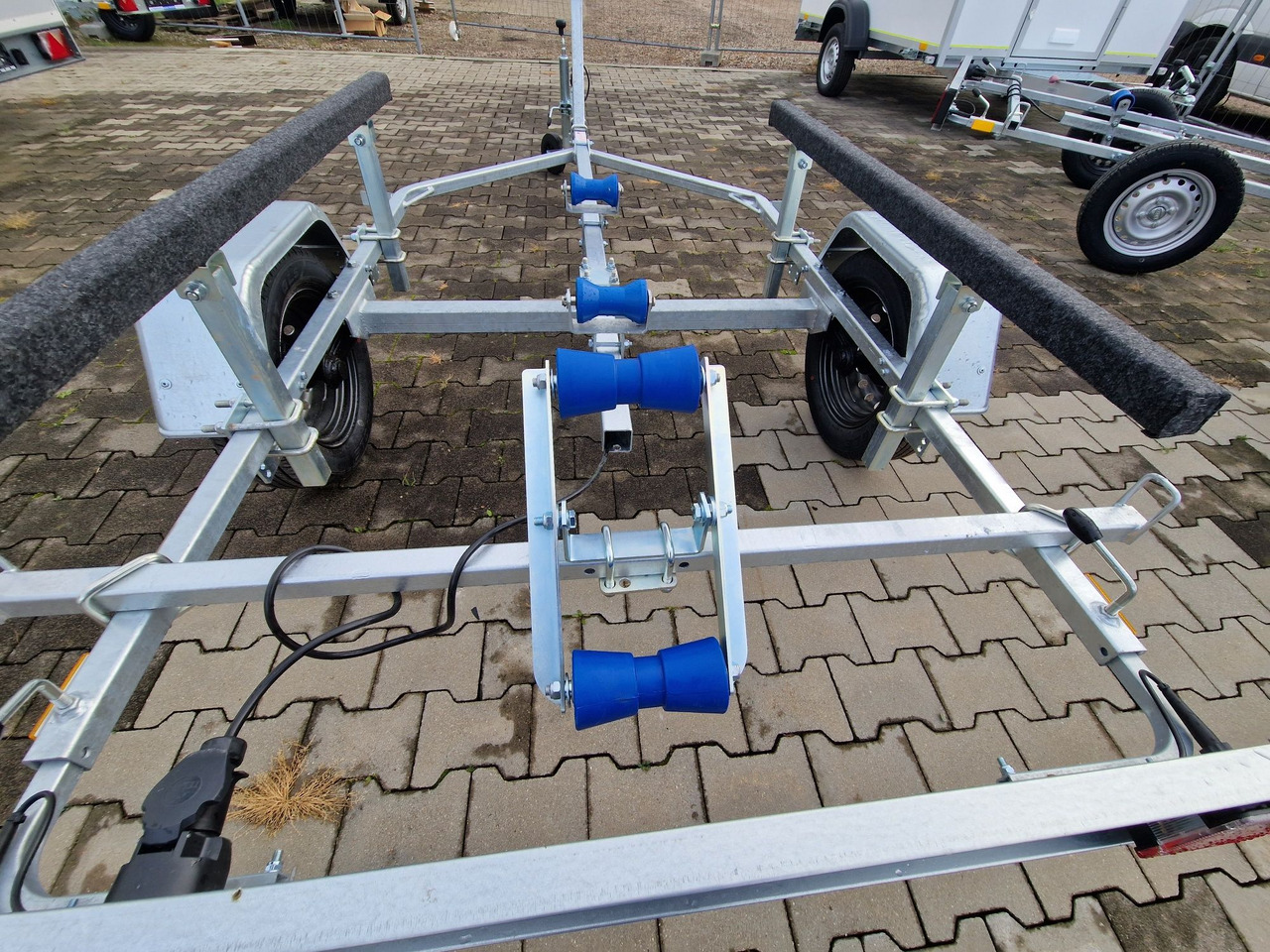 Nowa Przyczepa 2025 Podłodziowa ponton łódź Niewiadów P400 P415 do 6m - Rơ moóc tự động vận chuyển: hình 1 Nowa Przyczepa 2025 Podłodziowa ponton łódź Niewiadów P400 P415 do 6m - Rơ moóc tự động vận chuyển: hình 1