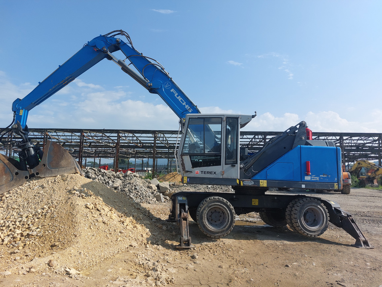 FUCHS MHL320 - Máy cạp rác/ Công nghiệp: hình 1 FUCHS MHL320 - Máy cạp rác/ Công nghiệp: hình 1