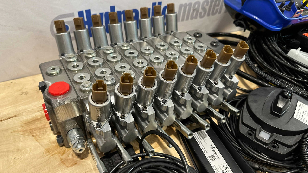 Set Scanreco RC400 with Walvoil DPX100 Liebherr, Demag, Grove, Tadano - Rơ moóc lâm nghiệp: hình 2 Set Scanreco RC400 with Walvoil DPX100 Liebherr, Demag, Grove, Tadano - Rơ moóc lâm nghiệp: hình 2