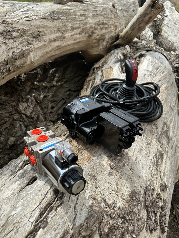 Walvoil SDM/DLM with 3rd function Case IH, International Harvester, John Deere, Kubota - Máy chất hàng trước cho máy cày cho Máy chất hàng trước cho máy cày: hình 1 Walvoil SDM/DLM with 3rd function Case IH, International Harvester, John Deere, Kubota - Máy chất hàng trước cho máy cày cho Máy chất hàng trước cho máy cày: hình 1