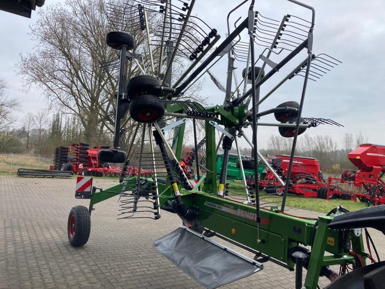 Fendt FORMER 880 MITTELSCHWADER - Dàn trải/ Cào: hình 1 Fendt FORMER 880 MITTELSCHWADER - Dàn trải/ Cào: hình 1
