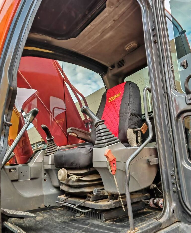 Doosan DX300LC - Máy xúc bánh xích: hình 3 Doosan DX300LC - Máy xúc bánh xích: hình 3
