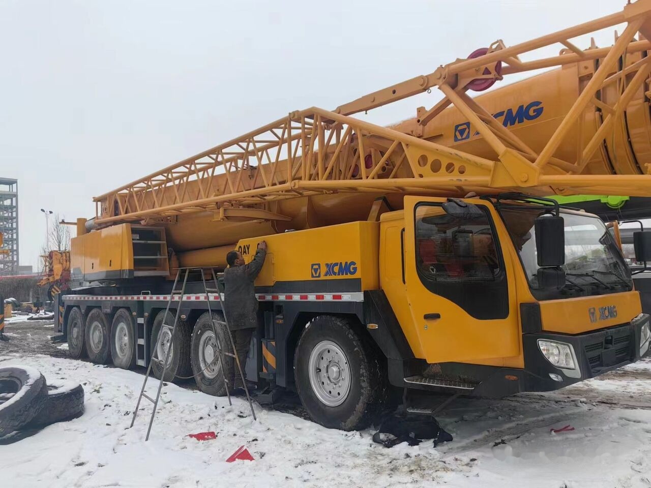 XCMG QAY200 - Cẩu bánh lốp: hình 2 XCMG QAY200 - Cẩu bánh lốp: hình 2