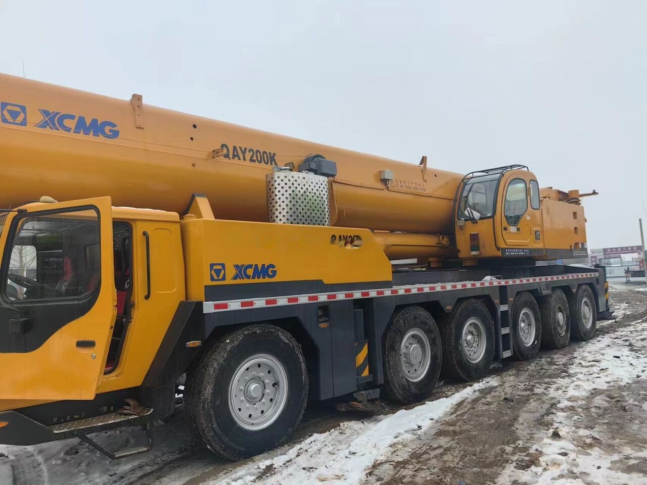 XCMG QAY200 truck crane 25 50 70 80 100 200 mobile crane for sale - Cẩu bánh lốp: hình 5 XCMG QAY200 truck crane 25 50 70 80 100 200 mobile crane for sale - Cẩu bánh lốp: hình 5