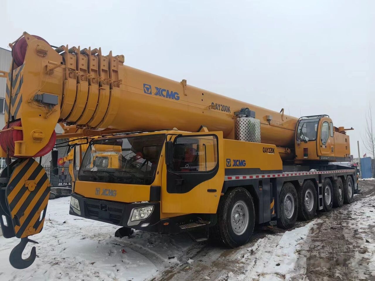 XCMG QAY200 truck crane 25 50 70 80 100 200 mobile crane for sale - Cẩu bánh lốp: hình 2 XCMG QAY200 truck crane 25 50 70 80 100 200 mobile crane for sale - Cẩu bánh lốp: hình 2