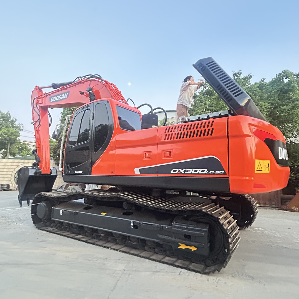Doosan DX300LC Crawler Excavator - Máy xúc bánh xích: hình 1 Doosan DX300LC Crawler Excavator - Máy xúc bánh xích: hình 1