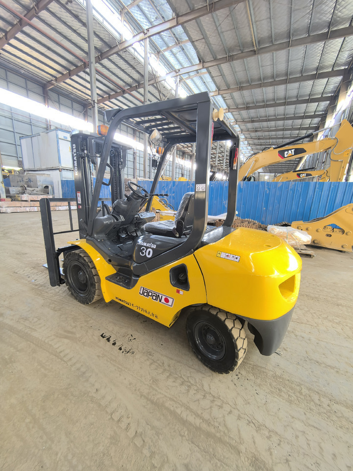 Komatsu FD30 Forklift - Xe nâng diesel: hình 4 Komatsu FD30 Forklift - Xe nâng diesel: hình 4