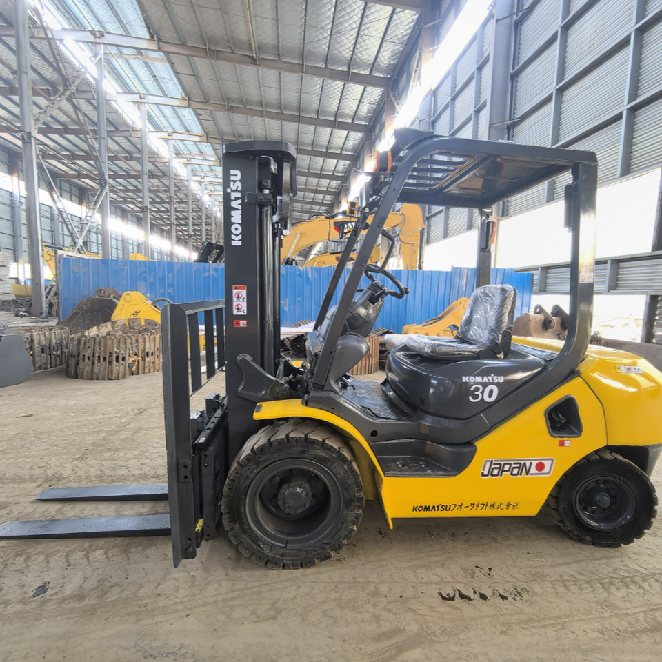 Komatsu FD30 Forklift - Xe nâng diesel: hình 2 Komatsu FD30 Forklift - Xe nâng diesel: hình 2
