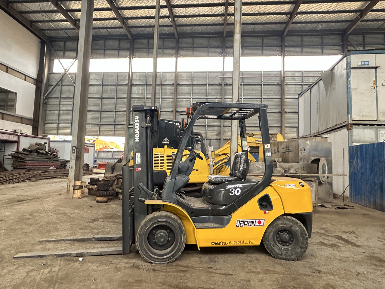 Komatsu FD30 Forklift - Xe nâng diesel: hình 1 Komatsu FD30 Forklift - Xe nâng diesel: hình 1
