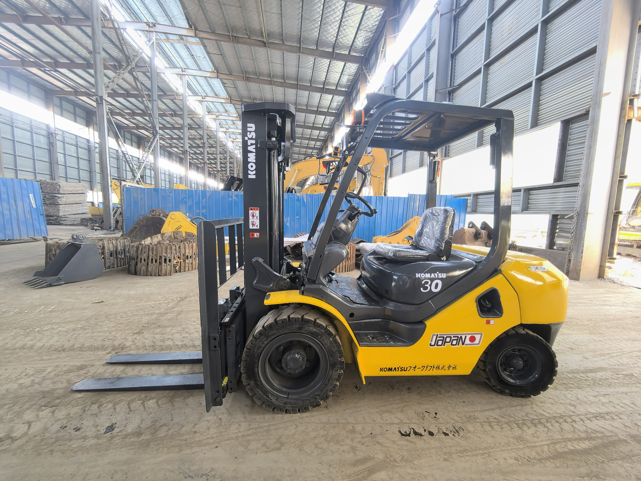 Komatsu FD30 Forklift - Xe nâng diesel: hình 5 Komatsu FD30 Forklift - Xe nâng diesel: hình 5