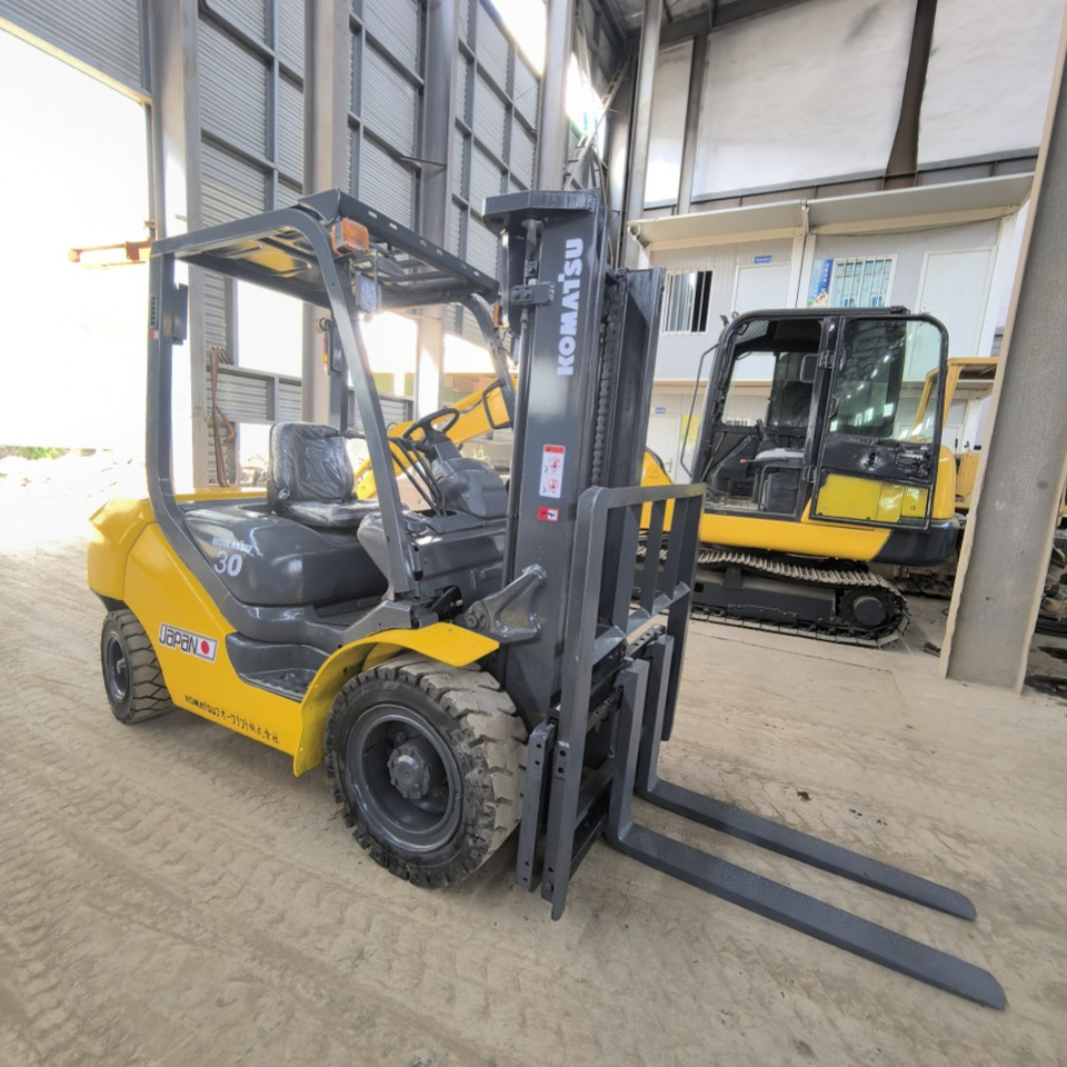 Komatsu FD30 Forklift - Xe nâng diesel: hình 2 Komatsu FD30 Forklift - Xe nâng diesel: hình 2