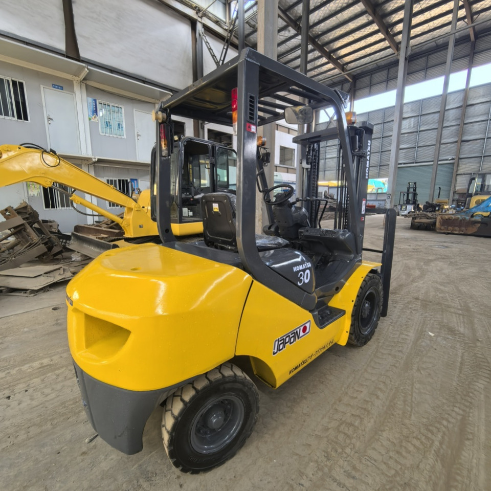 Komatsu FD30 Forklift - Xe nâng diesel: hình 3 Komatsu FD30 Forklift - Xe nâng diesel: hình 3