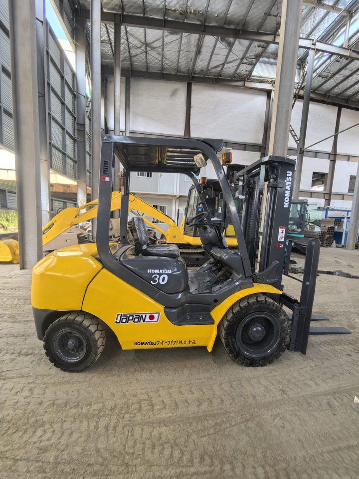 Komatsu FD30 Forklift - Xe nâng diesel: hình 1 Komatsu FD30 Forklift - Xe nâng diesel: hình 1
