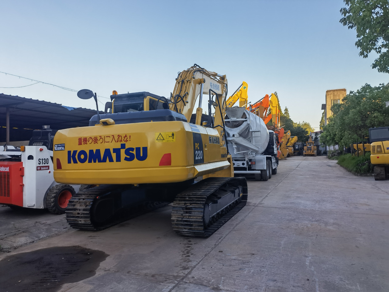 Komatsu PC 220-8 Excavator - Máy xúc bánh xích: hình 3 Komatsu PC 220-8 Excavator - Máy xúc bánh xích: hình 3