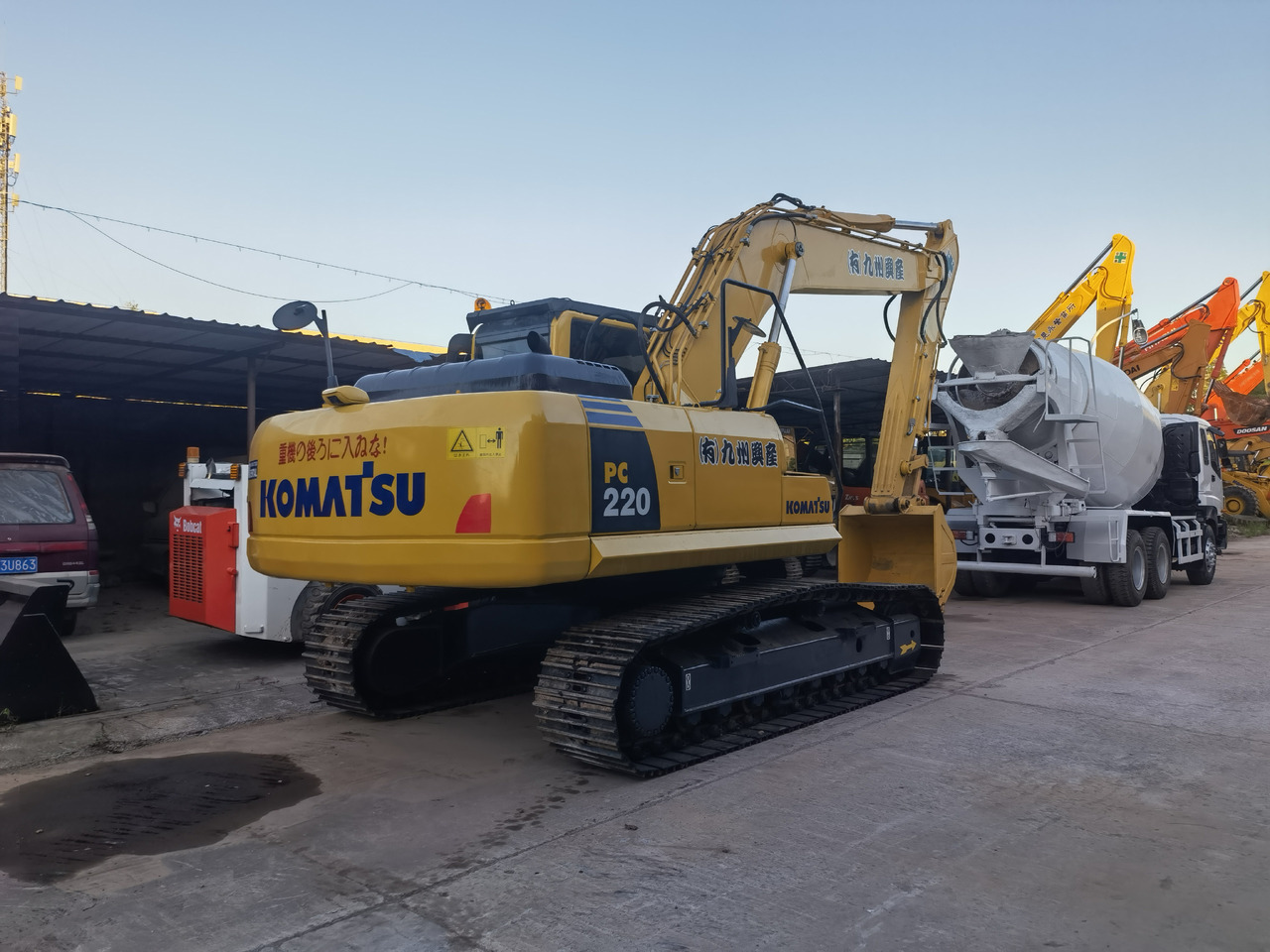 Komatsu PC 220-8 Excavator - Máy xúc bánh xích: hình 2 Komatsu PC 220-8 Excavator - Máy xúc bánh xích: hình 2