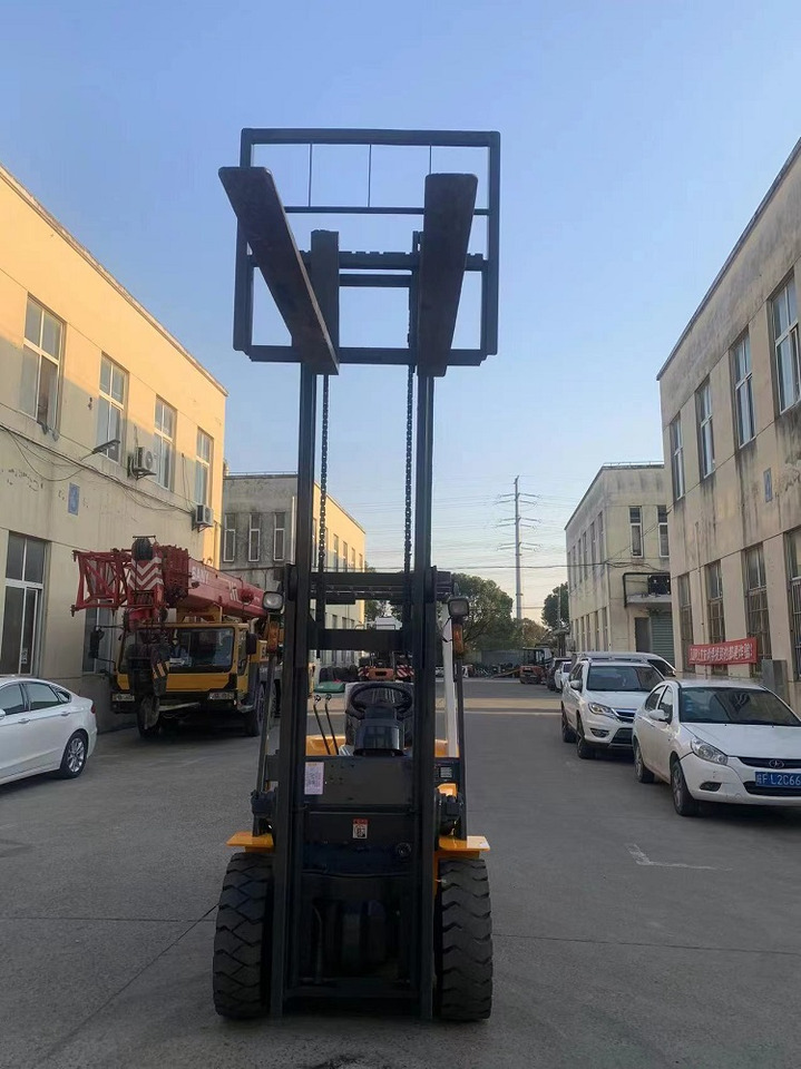 TCM FD30 Forklift - Xe nâng diesel: hình 5 TCM FD30 Forklift - Xe nâng diesel: hình 5