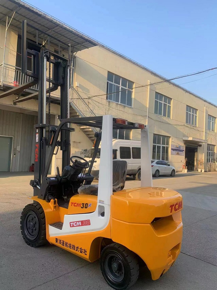 TCM FD30 Forklift - Xe nâng diesel: hình 2 TCM FD30 Forklift - Xe nâng diesel: hình 2