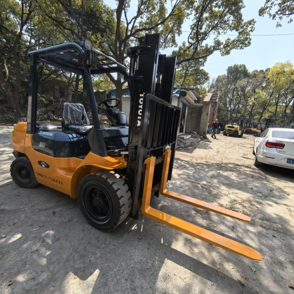 Toyota FD30 Forklift - Xe nâng diesel: hình 5 Toyota FD30 Forklift - Xe nâng diesel: hình 5