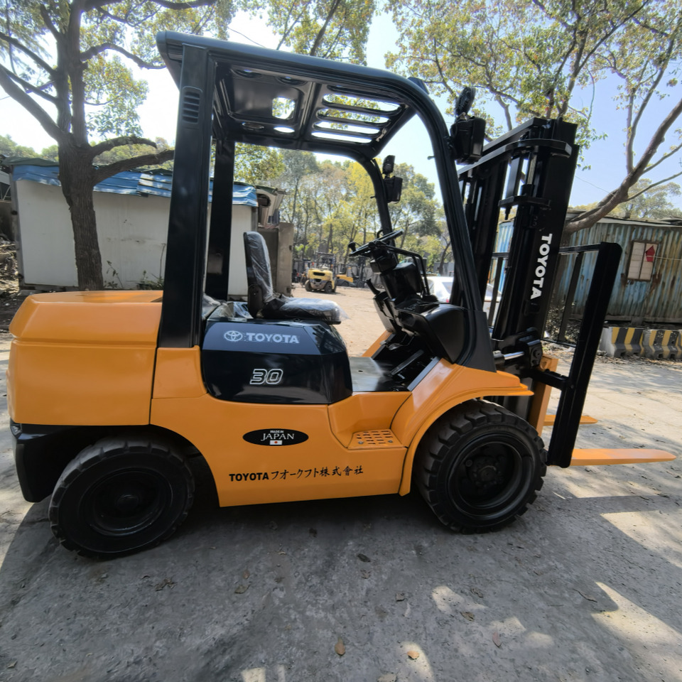 Toyota FD30 Forklift - Xe nâng diesel: hình 3 Toyota FD30 Forklift - Xe nâng diesel: hình 3
