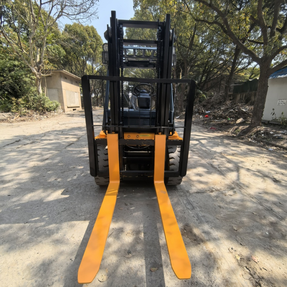 Toyota FD30 Forklift - Xe nâng diesel: hình 4 Toyota FD30 Forklift - Xe nâng diesel: hình 4