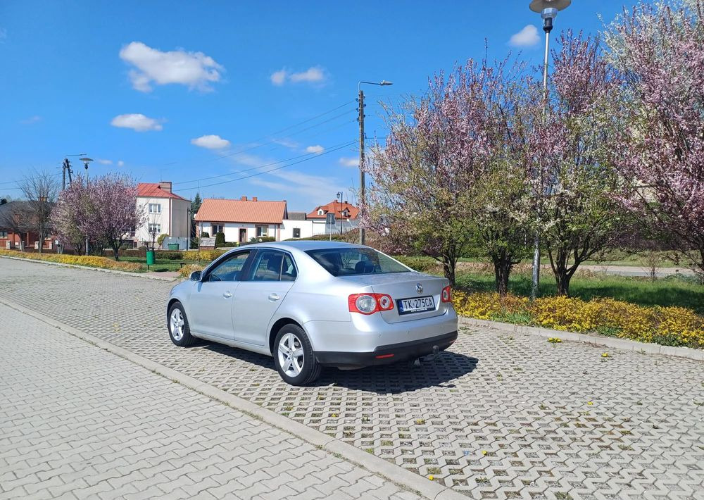 Volkswagen Jetta - Sedan: hình 4 Volkswagen Jetta - Sedan: hình 4