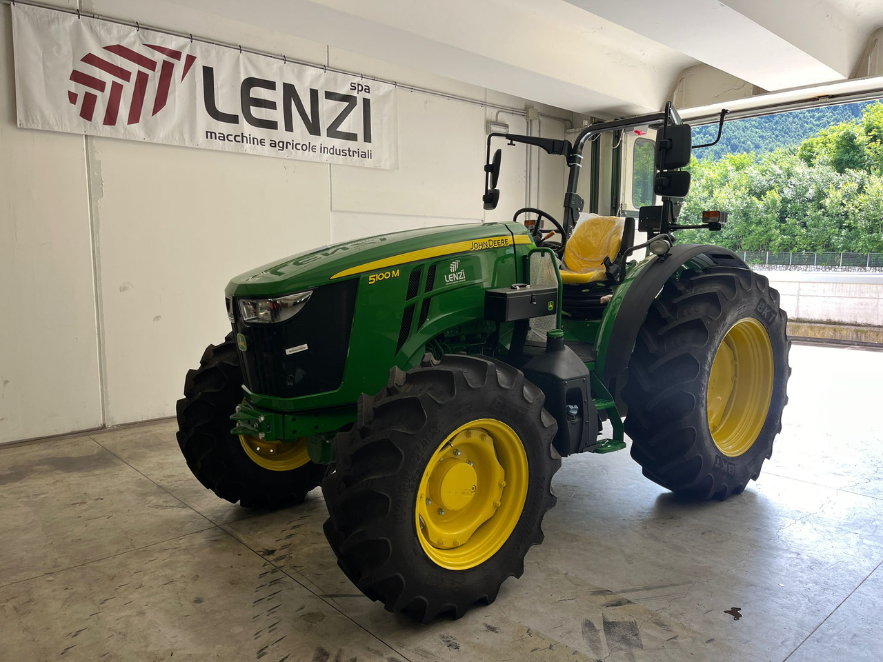JOHN DEERE 5100 M - Máy cày: hình 2 JOHN DEERE 5100 M - Máy cày: hình 2