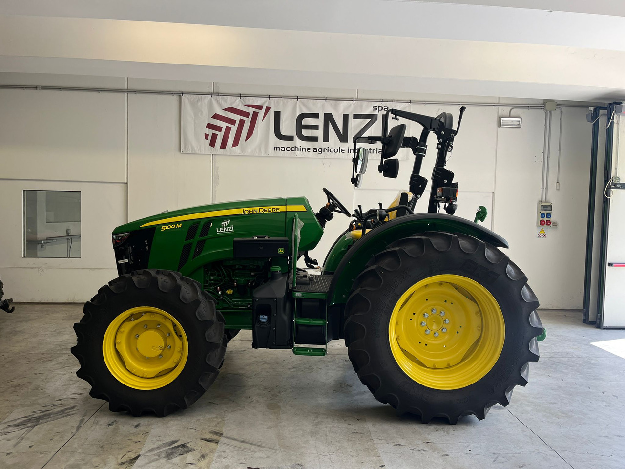 JOHN DEERE 5100 M - Máy cày: hình 1 JOHN DEERE 5100 M - Máy cày: hình 1