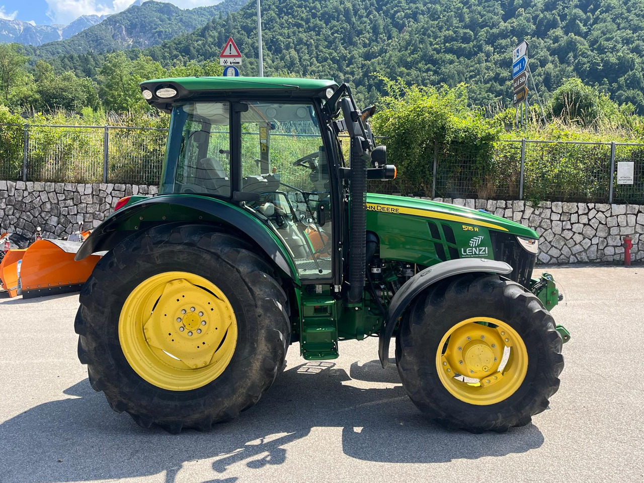 JOHN DEERE 5115R - Máy cày: hình 5 JOHN DEERE 5115R - Máy cày: hình 5