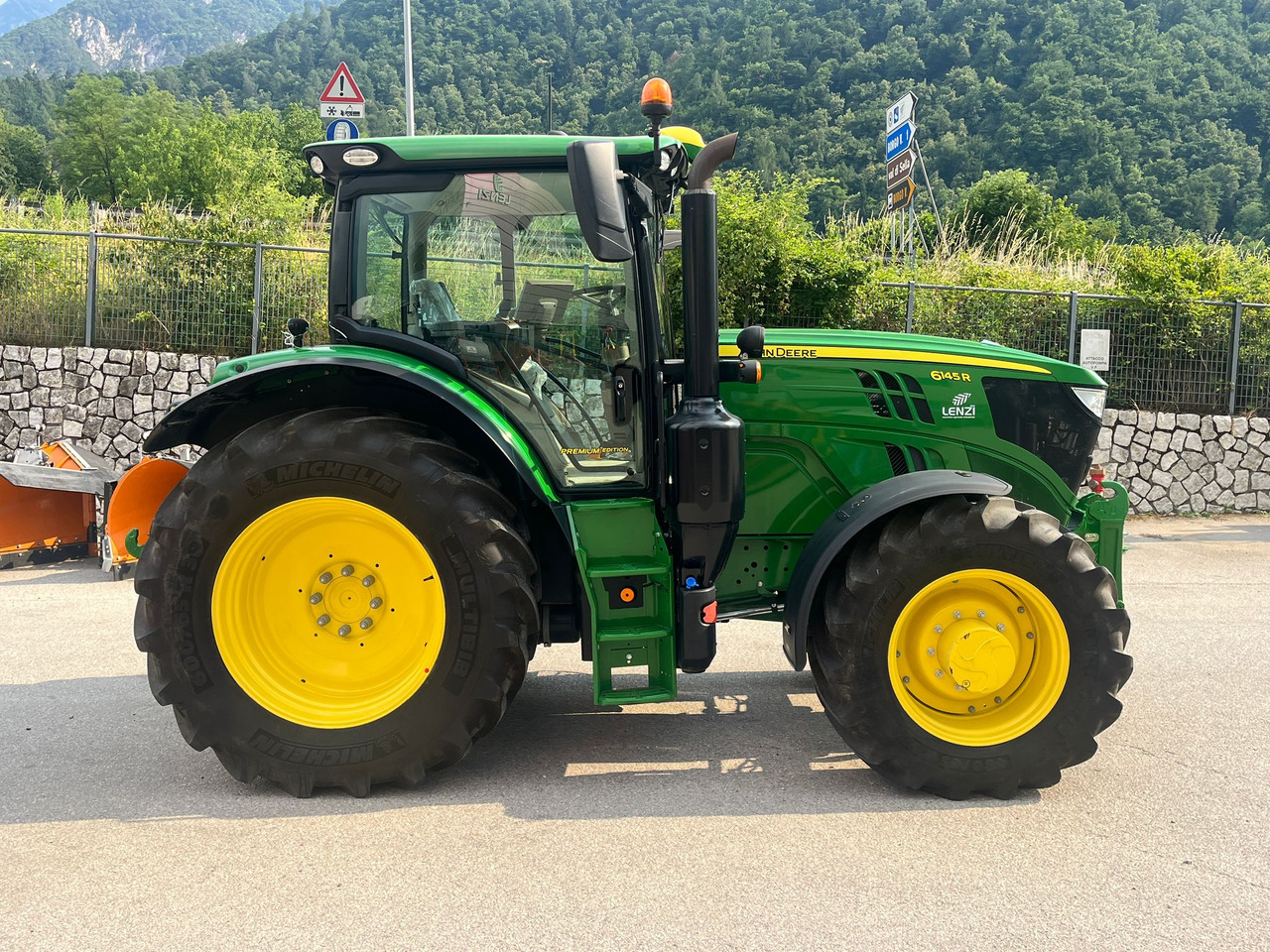 JOHN DEERE 6145 R - Máy cày: hình 5 JOHN DEERE 6145 R - Máy cày: hình 5