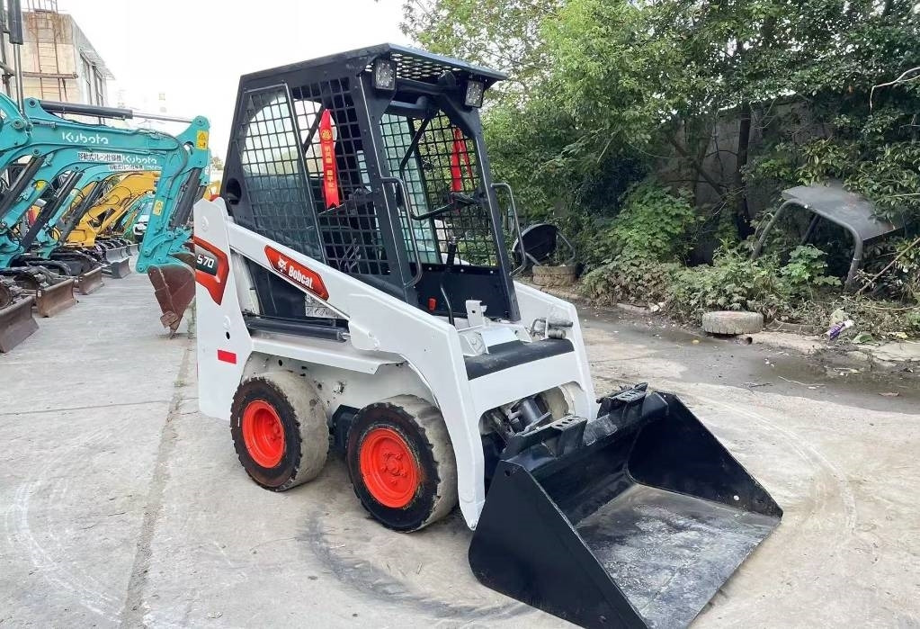 Bobcat S 70 - Máy xúc lật đa năng: hình 2 Bobcat S 70 - Máy xúc lật đa năng: hình 2