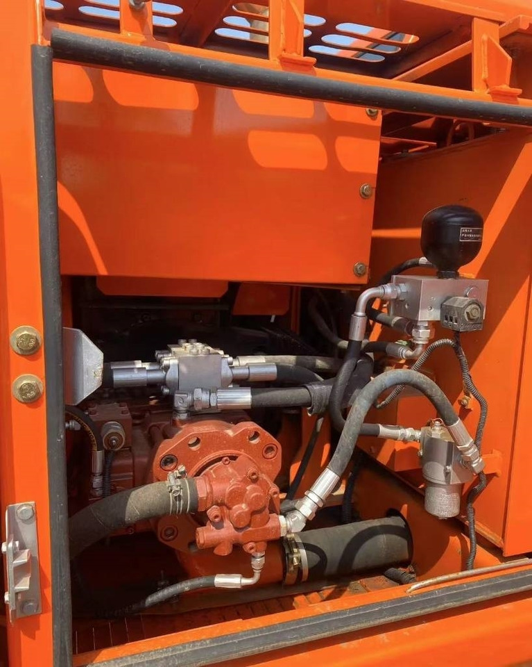 Doosan DH 150 - Máy xúc bánh xích: hình 3 Doosan DH 150 - Máy xúc bánh xích: hình 3