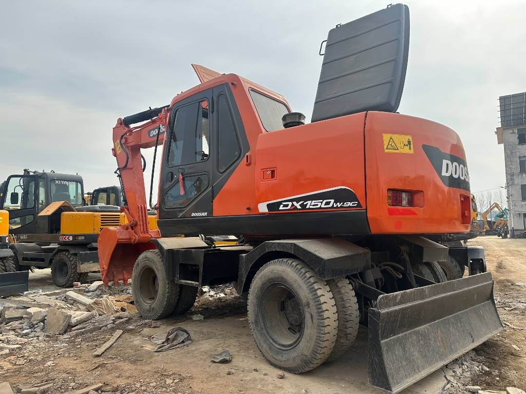 Doosan DH 150 W-7 - Máy xúc bánh lốp: hình 1 Doosan DH 150 W-7 - Máy xúc bánh lốp: hình 1