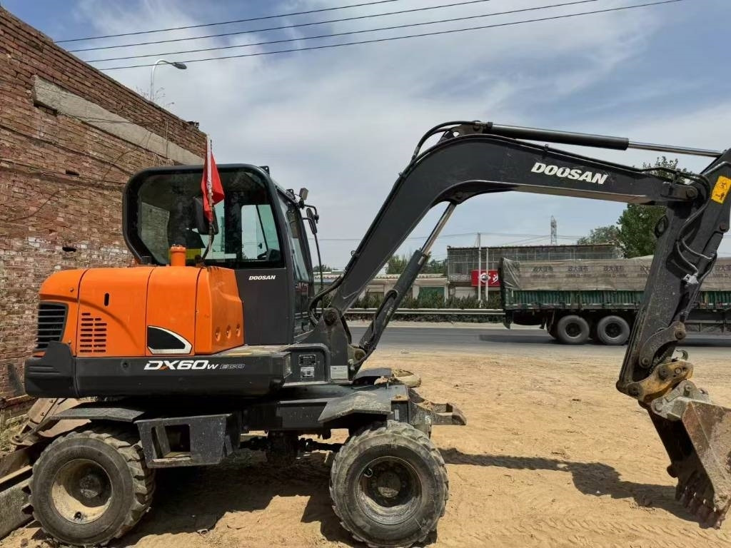 Doosan DX 60 - Máy xúc mini: hình 3 Doosan DX 60 - Máy xúc mini: hình 3