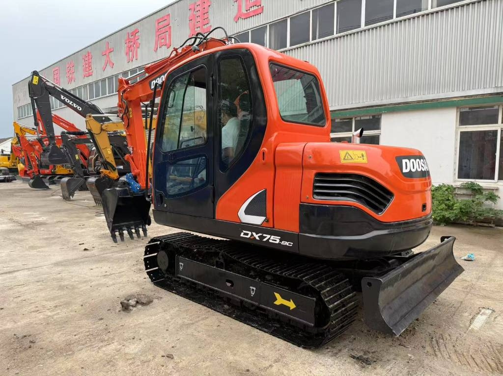 Doosan DX 75 - Máy xúc bánh xích: hình 1 Doosan DX 75 - Máy xúc bánh xích: hình 1