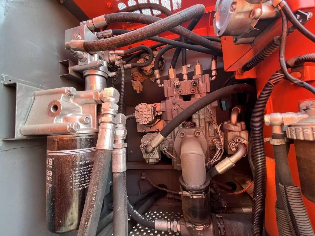 Hitachi ZX 160 - Máy xúc bánh xích: hình 4 Hitachi ZX 160 - Máy xúc bánh xích: hình 4