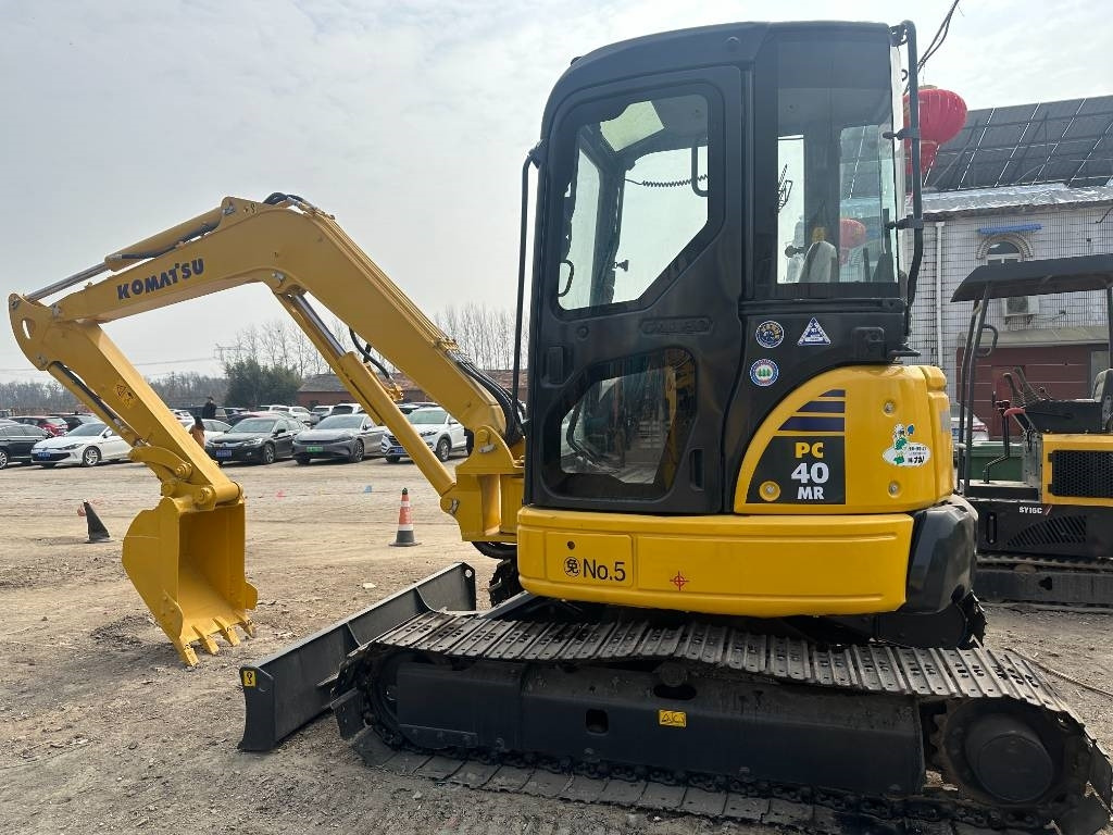 Komatsu 40 MR - Máy xúc bánh xích: hình 1 Komatsu 40 MR - Máy xúc bánh xích: hình 1