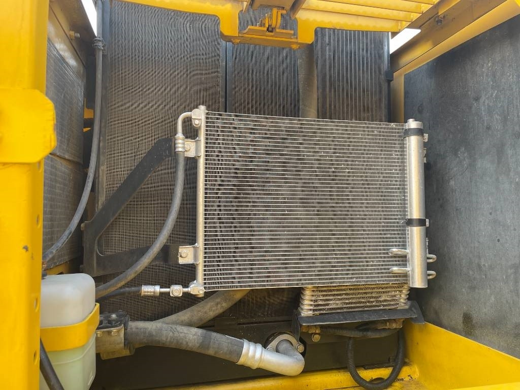 Komatsu PC 200-8 - Máy xúc bánh xích: hình 4 Komatsu PC 200-8 - Máy xúc bánh xích: hình 4