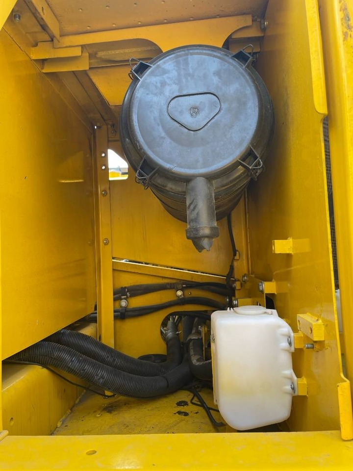 Komatsu PC 200-8 - Máy xúc bánh xích: hình 5 Komatsu PC 200-8 - Máy xúc bánh xích: hình 5