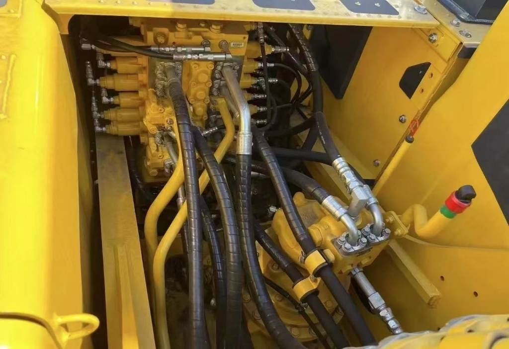 Komatsu PC 200-8 - Máy xúc bánh xích: hình 3 Komatsu PC 200-8 - Máy xúc bánh xích: hình 3