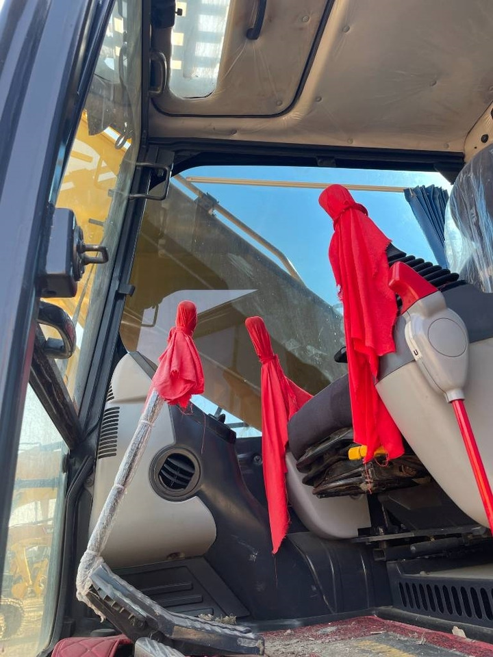 Komatsu PC 210 - Máy xúc bánh xích: hình 3 Komatsu PC 210 - Máy xúc bánh xích: hình 3