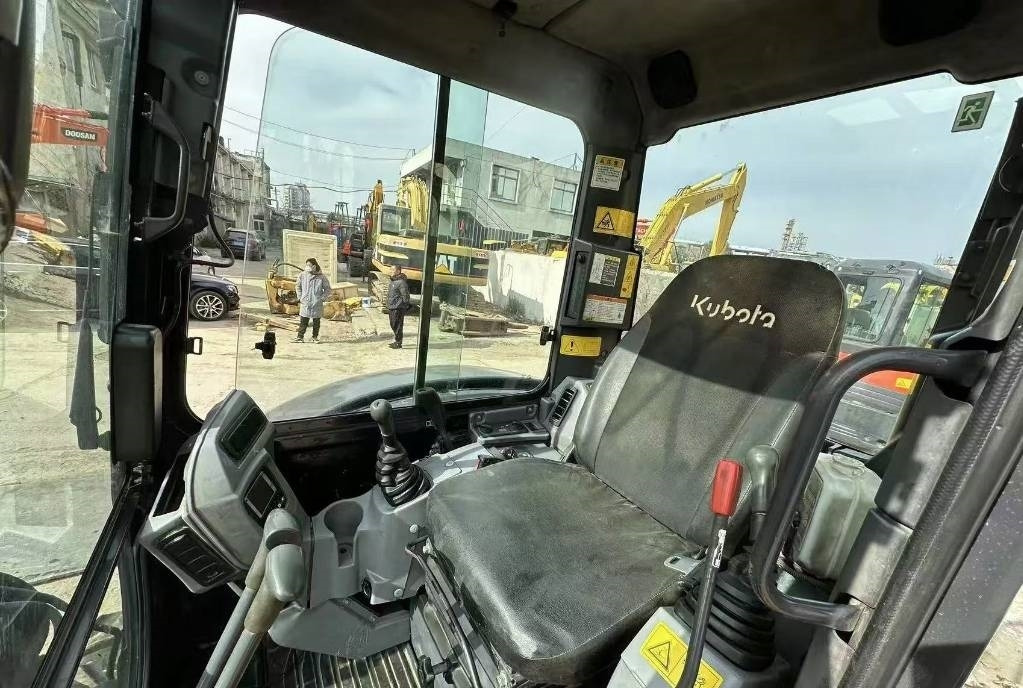 Kubota 163 - Máy xúc bánh xích: hình 4 Kubota 163 - Máy xúc bánh xích: hình 4