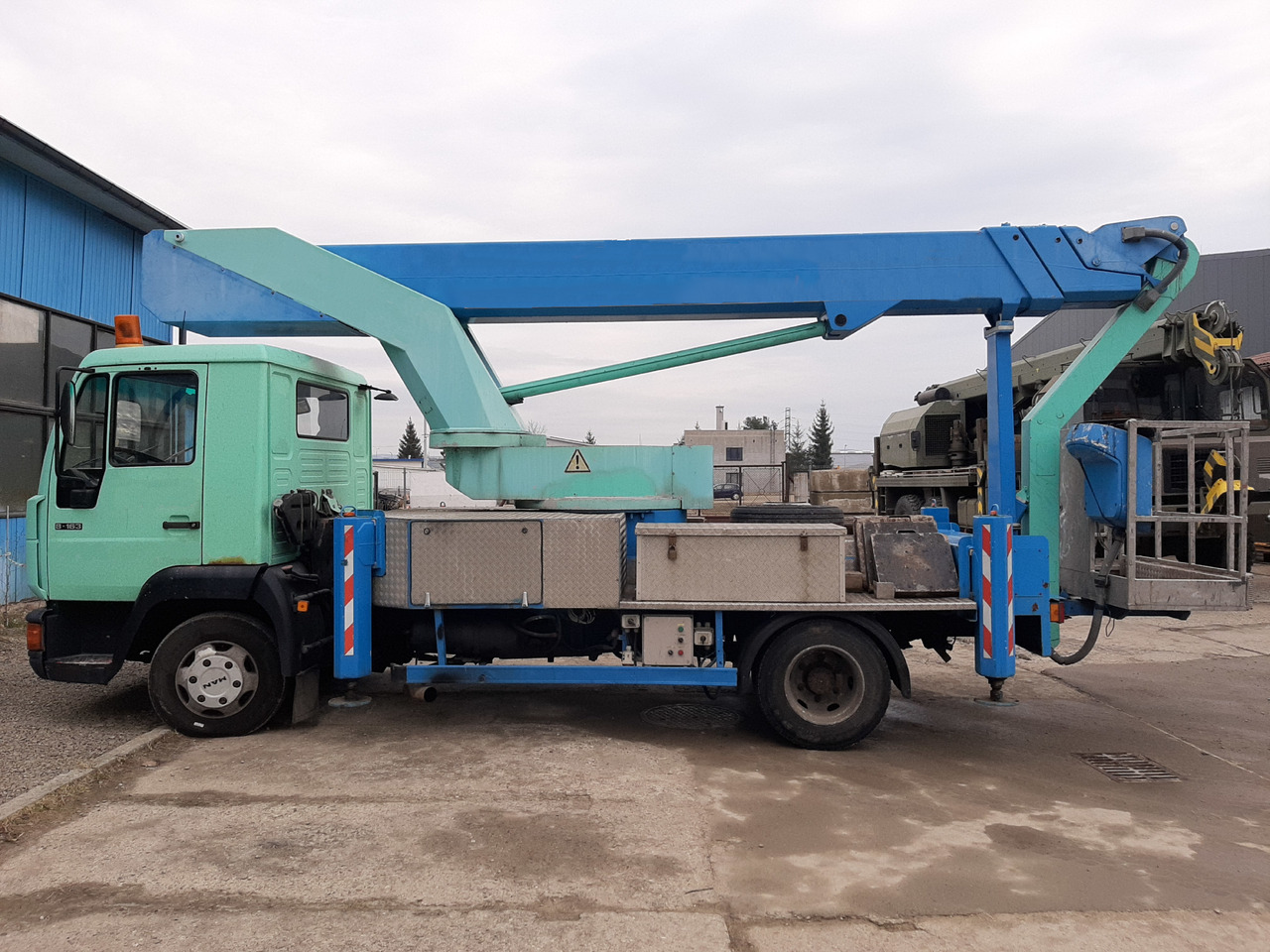 MAN BISON TKA30 - Nền bục trên không gắn trên xe tải: hình 1 MAN BISON TKA30 - Nền bục trên không gắn trên xe tải: hình 1