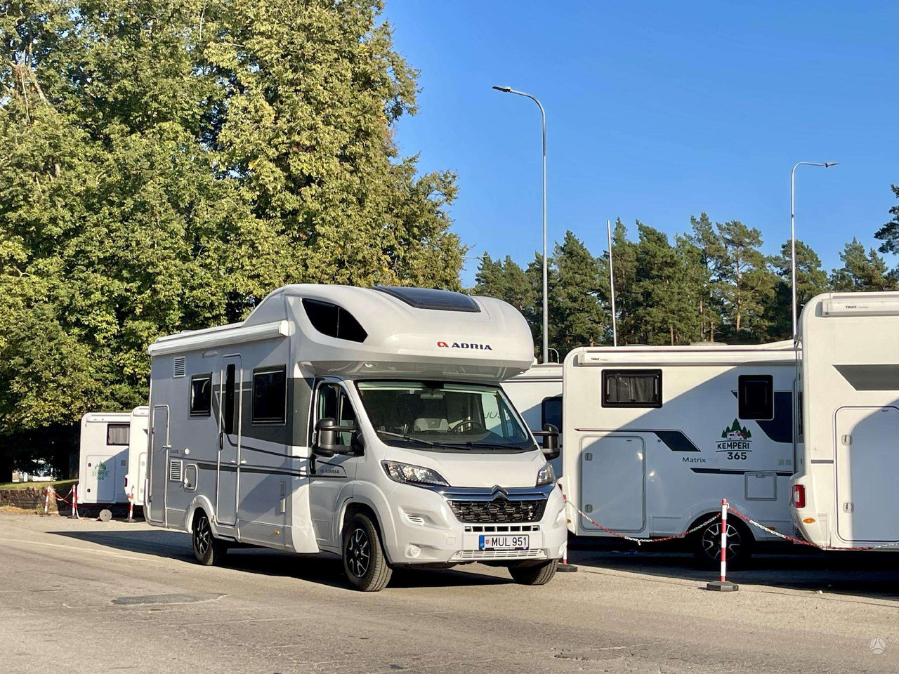 Adria Coral XL 650DK - Xe cắm trại alkoven: hình 1 Adria Coral XL 650DK - Xe cắm trại alkoven: hình 1