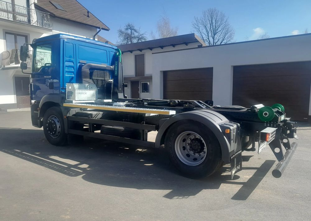 MAN TGM 18.340 - Xe tải nâng móc: hình 2 MAN TGM 18.340 - Xe tải nâng móc: hình 2