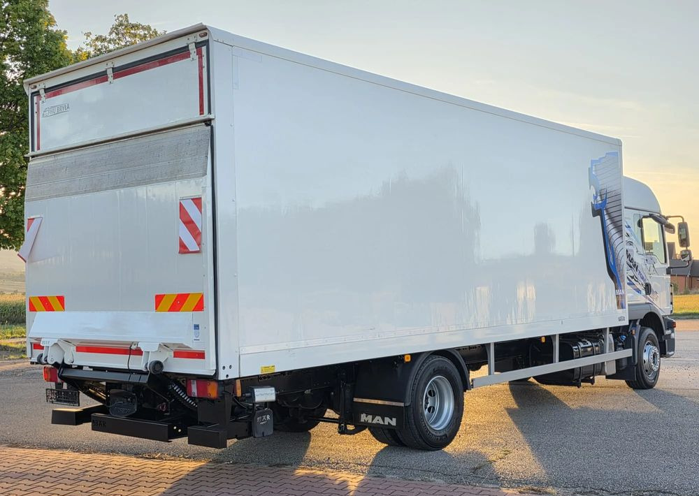 MAN TGM 15.290 / TGL / KONTENER / IZOTERMA / WINDA / KLIMA POSTOJOWA / 2019R / EURO 6 / PEŁEN SERWIS / 8200KG ŁADOWNOŚĆ / SPROWADZONY / ZADBANY / JAK NOWY / KSIĄŻKA SERWISOWA / E6 / 18 PALET - Xe tải hộp: hình 3 MAN TGM 15.290 / TGL / KONTENER / IZOTERMA / WINDA / KLIMA POSTOJOWA / 2019R / EURO 6 / PEŁEN SERWIS / 8200KG ŁADOWNOŚĆ / SPROWADZONY / ZADBANY / JAK NOWY / KSIĄŻKA SERWISOWA / E6 / 18 PALET - Xe tải hộp: hình 3