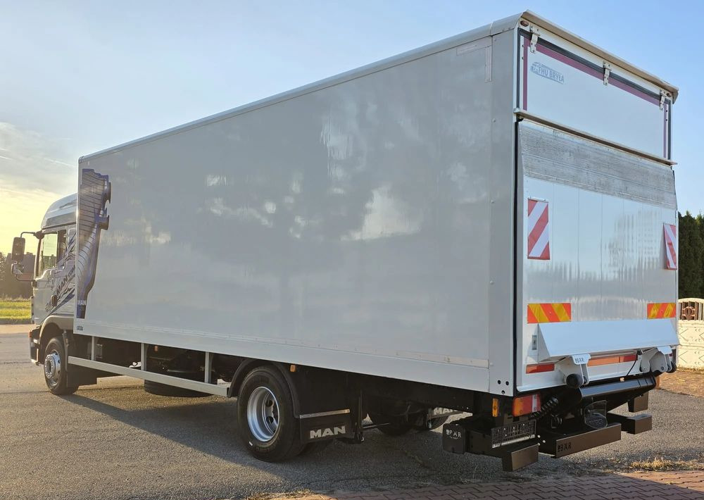 MAN TGM 15.290 / TGL / KONTENER / IZOTERMA / WINDA / KLIMA POSTOJOWA / 2019R / EURO 6 / PEŁEN SERWIS / 8200KG ŁADOWNOŚĆ / SPROWADZONY / ZADBANY / JAK NOWY / KSIĄŻKA SERWISOWA / E6 / 18 PALET - Xe tải hộp: hình 4 MAN TGM 15.290 / TGL / KONTENER / IZOTERMA / WINDA / KLIMA POSTOJOWA / 2019R / EURO 6 / PEŁEN SERWIS / 8200KG ŁADOWNOŚĆ / SPROWADZONY / ZADBANY / JAK NOWY / KSIĄŻKA SERWISOWA / E6 / 18 PALET - Xe tải hộp: hình 4