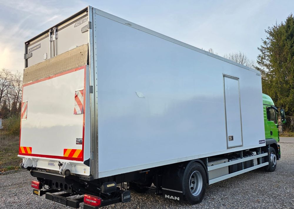 MAN TGM 18.320 / 18.290 / 15.290 / IZOTERMA / WINDA / 19PALET / E6 / 08.2018 / LIFT / SPROWADZONY / AUTOMAT / SYPIALKA / PIERWSZY WŁAŚCICIEL / BOCZNE DRZWI / STAN BARDZO DOBRY - Xe tải đông lạnh: hình 4 MAN TGM 18.320 / 18.290 / 15.290 / IZOTERMA / WINDA / 19PALET / E6 / 08.2018 / LIFT / SPROWADZONY / AUTOMAT / SYPIALKA / PIERWSZY WŁAŚCICIEL / BOCZNE DRZWI / STAN BARDZO DOBRY - Xe tải đông lạnh: hình 4